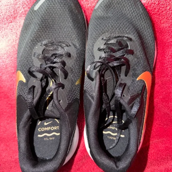 Nike black and with gold logo sneakers size 8.5 wide - Picture 3 of 4